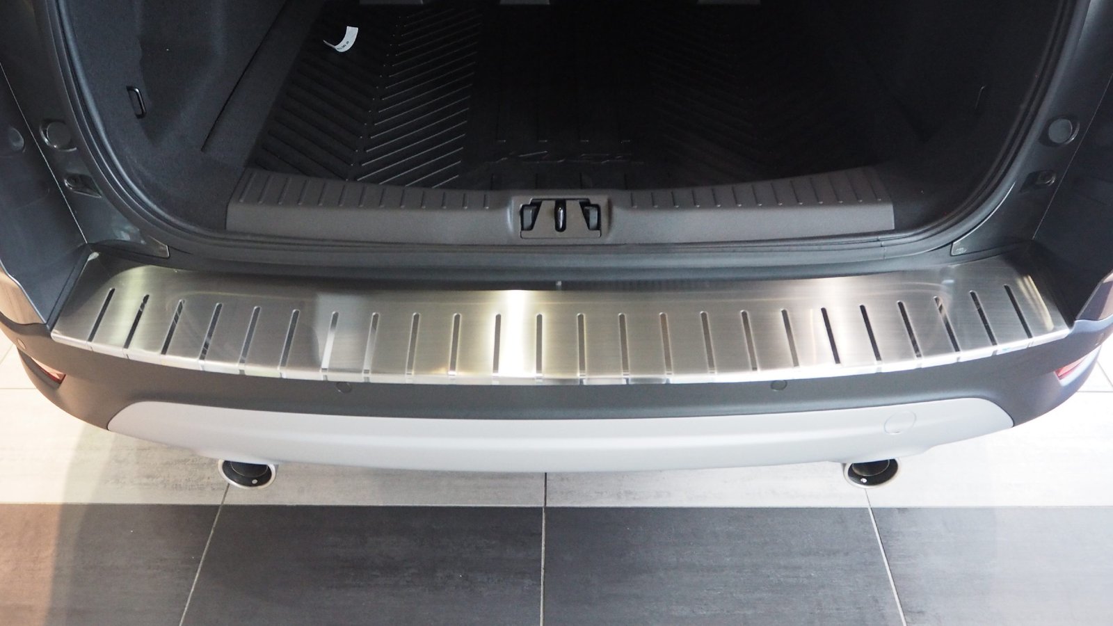 Alufrost Profilovaný prah kufra NEREZ - Ford KUGA II FL 2016-2019 – Obrázok 2