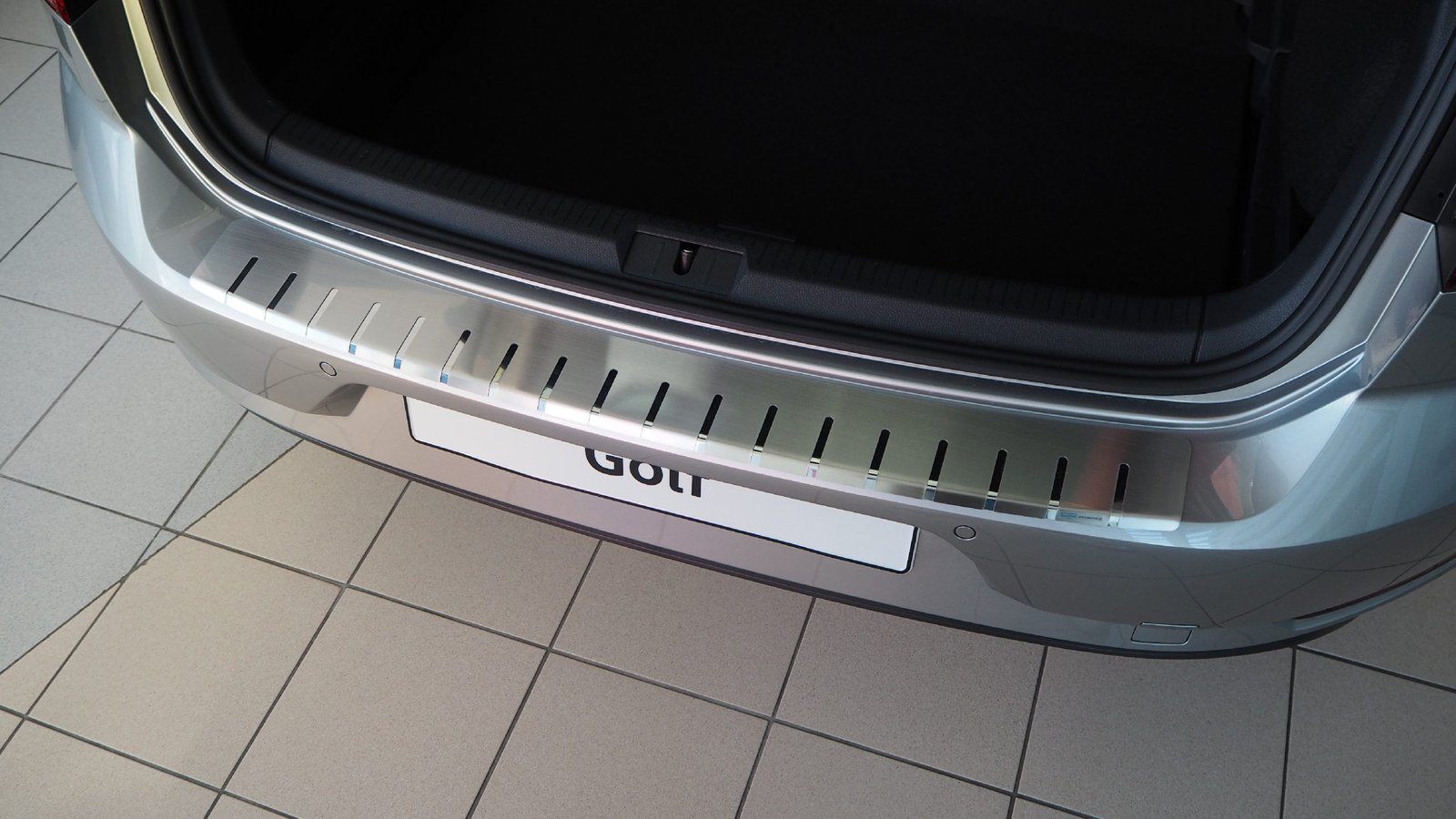 Alufrost Profilovaný prah kufra NEREZ - Volkswagen GOLF VII. 5D HATCHBACK 2012-2019 – Obrázok 2